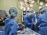両側膝蓋骨脱臼に対する手術の器具助手および補助に従事する室生。